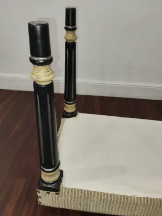 Banco tapizado beige y negro