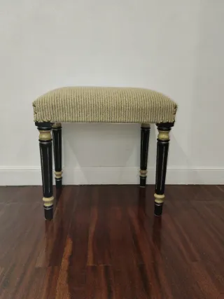 Banco tapizado beige y negro