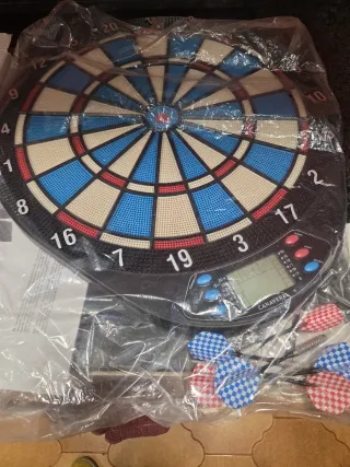 Diana electrónica con dardos