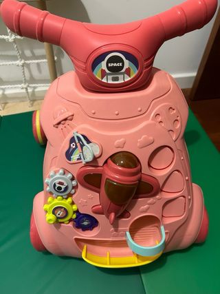 Andador infantil rosa con temática espacial