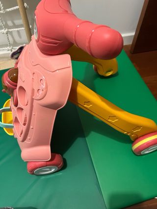 Andador infantil rosa con temática espacial