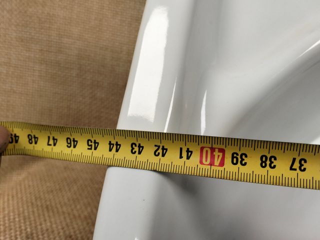 Lavabo pequeño de porcelana blanco