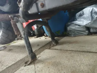 Caballete central Daelim S Five