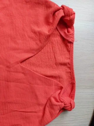 Blusa sin mangas tirante con adorno