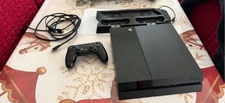Ps4 (PlayStation 4) con supporto e pad