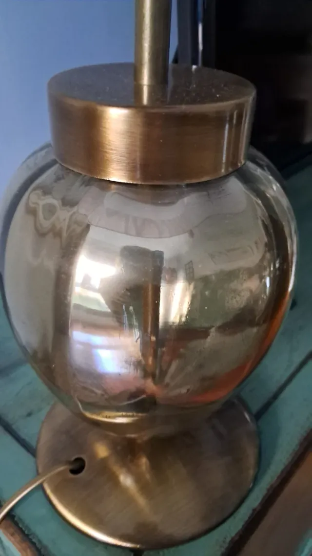 Lámpara dorada con tulipa blanca