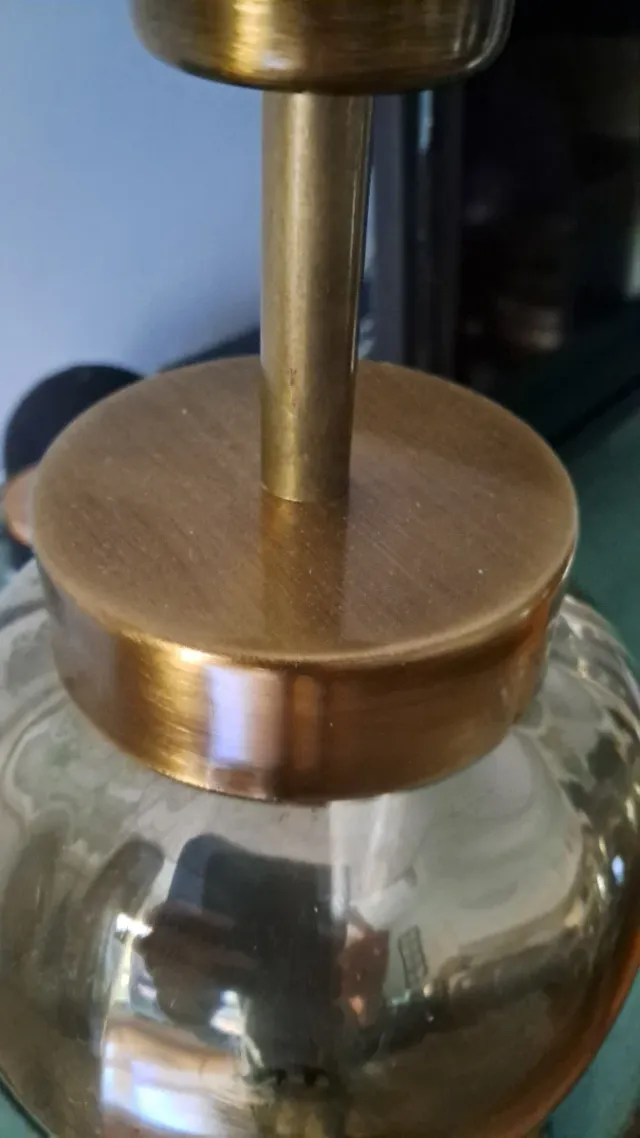 Lámpara dorada con tulipa blanca