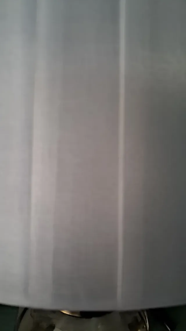 Lámpara dorada con tulipa blanca