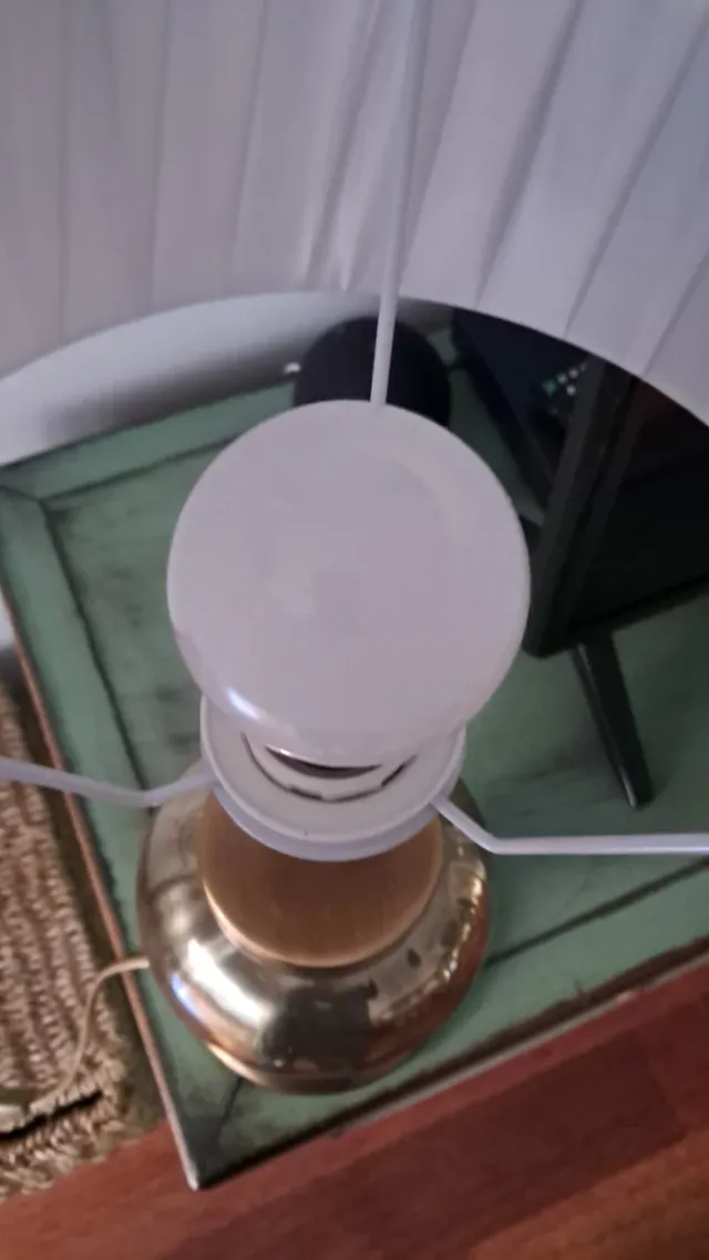 Lámpara dorada con tulipa blanca