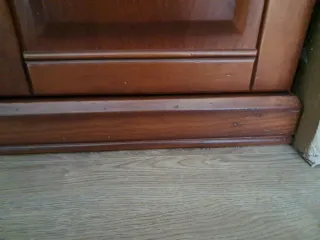 Armario de salón de madera y cristal