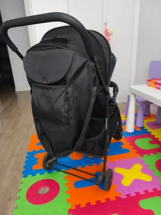 Carrito de bebé negro