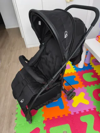 Carrito de bebé negro