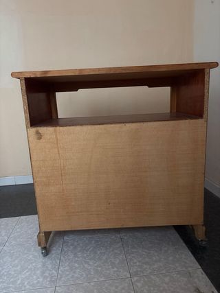 Mueble de madera con puertas
