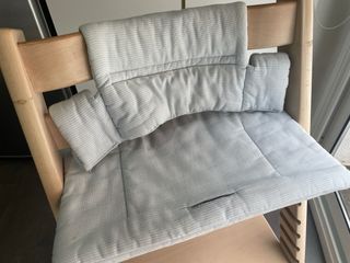 Trona Stokke tripp trapp roble natural can cogín