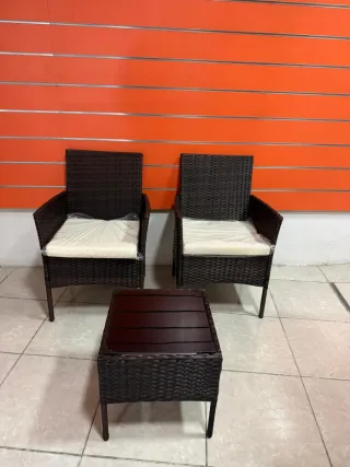 Conjunto ratán: mesa + 2 sillones