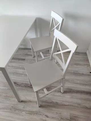 Mesa comedor Ikea y 4 sillas blancas.