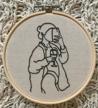 Tela ricamata donna con bicchiere