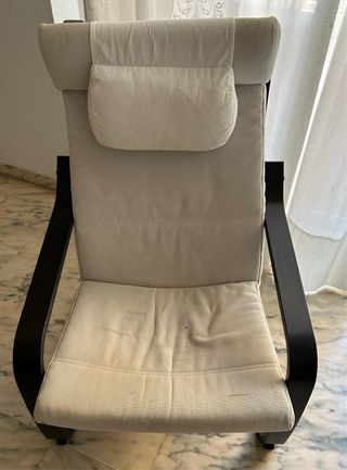 Sillón y reposapiés beige y negro. Poang