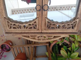 Armario de madera con espejo