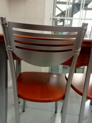 Mesa libro y 2 sillas de cocina.