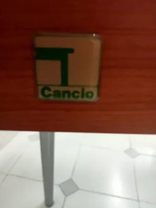 Mesa libro y 2 sillas de cocina.