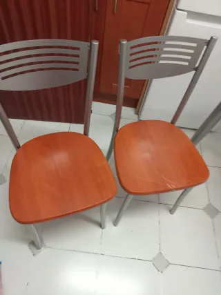 Mesa libro y 2 sillas de cocina.