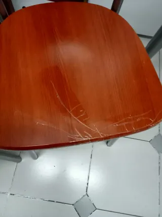 Mesa libro y 2 sillas de cocina.