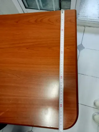 Mesa libro y 2 sillas de cocina.