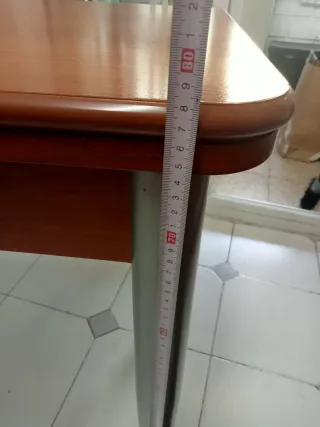 Mesa libro y 2 sillas de cocina.