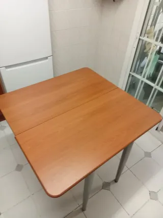 Mesa libro y 2 sillas de cocina.