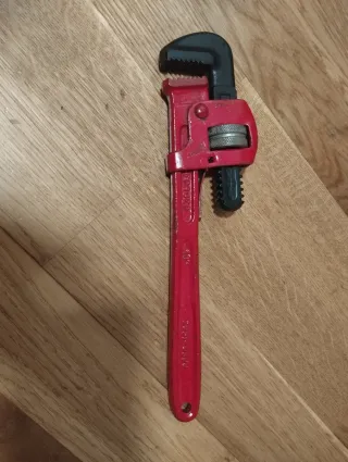 Llave de grifa / perro