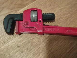 Llave de grifa / perro