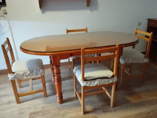 Mesa comedor de madera y cristal .