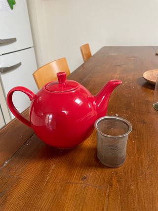 Teiera in ceramica rossa con retina