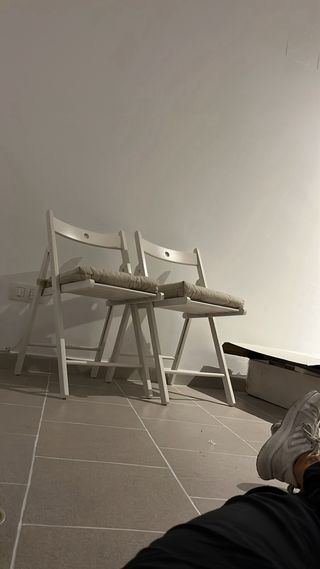 Sillas plegables IKEA blancas y beige
