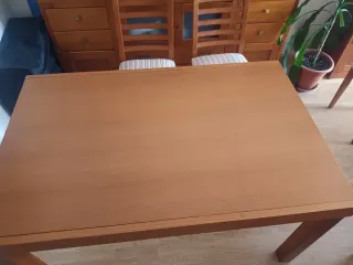 Mesa de comedor y 6 sillas de madera