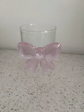 Bicchiere in vetro con fiocco rosa