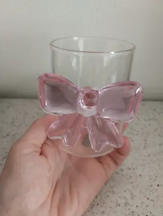 Bicchiere in vetro con fiocco rosa