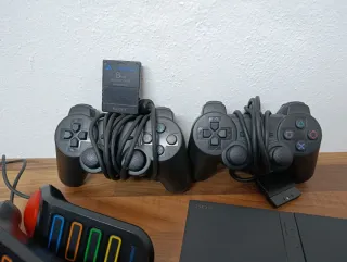 Consola PlayStation 2 con mandos y juegos