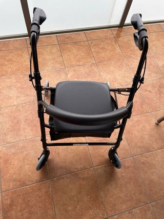 Andador con asiento y ruedas