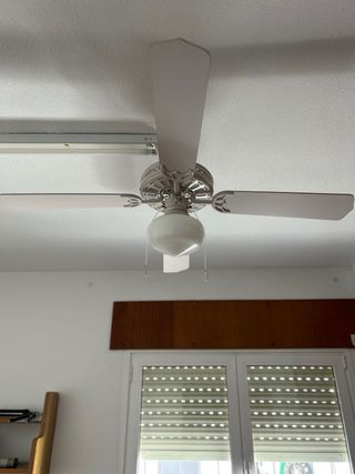 Ventilador de techo blanco y plateado