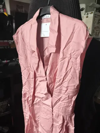 Vestido camisero rosa sin mangas.