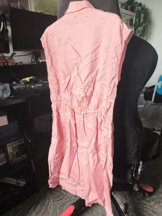 Vestido camisero rosa sin mangas.