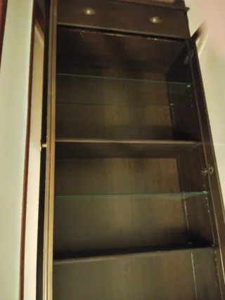 Armario de madera y cristal marrón