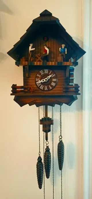 Orologio a cucù in legno con figure