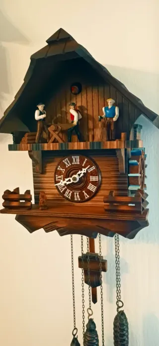 Orologio a cucù in legno con figure