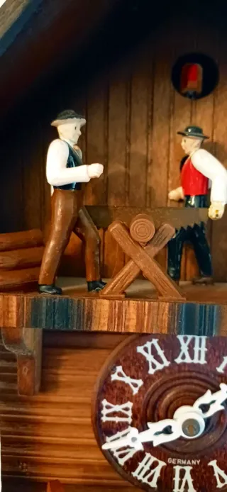 Orologio a cucù in legno con figure