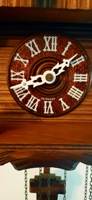 Orologio a cucù in legno con figure