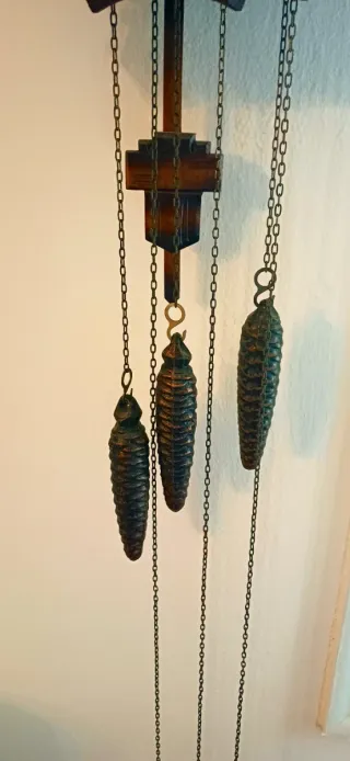 Orologio a cucù in legno con figure