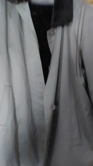 Abrigo gabardina gris y negro